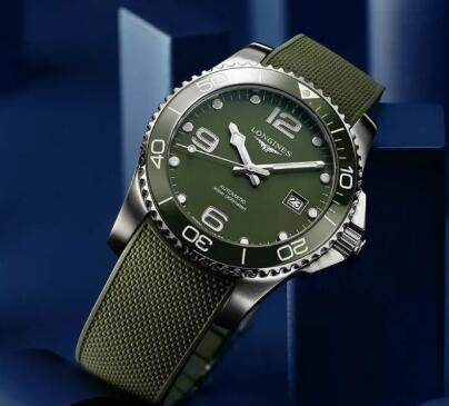 The green tone endows the timepiece with eye-catching appearance.