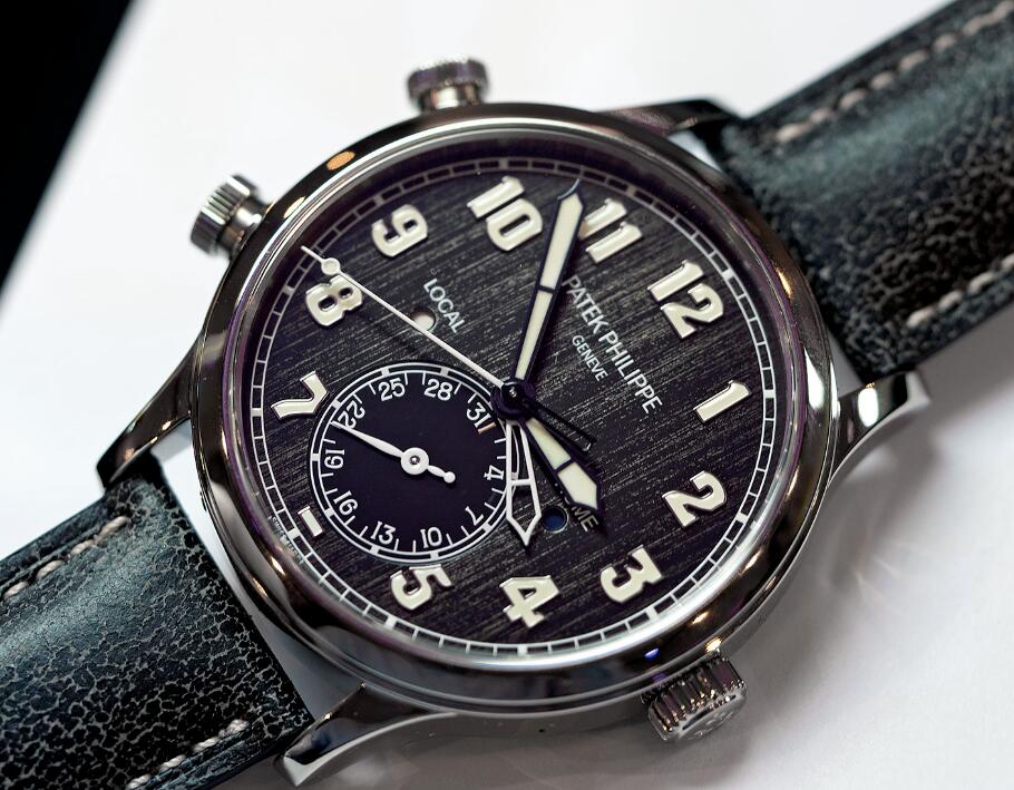 The oversized Arabic numerals hour markers ensure the good legibility.